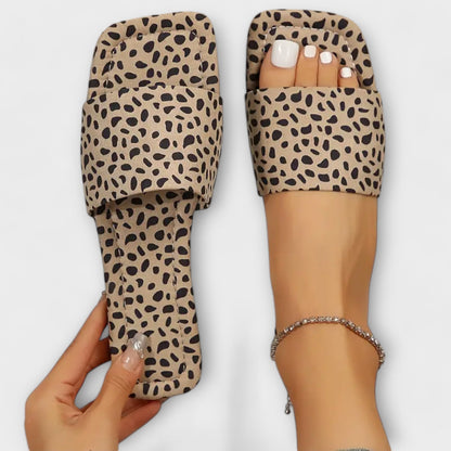 Flat Slippers with Leopard Print