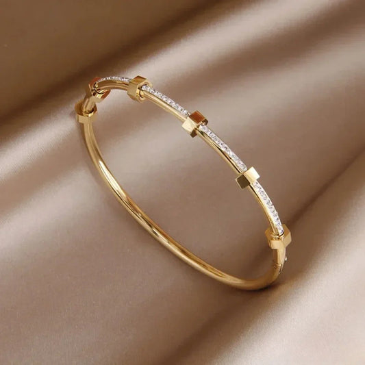 Elegant Golden Bracelet in Bright Design
